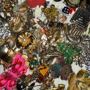 3lb assortment of STUNNING brooches and pendants